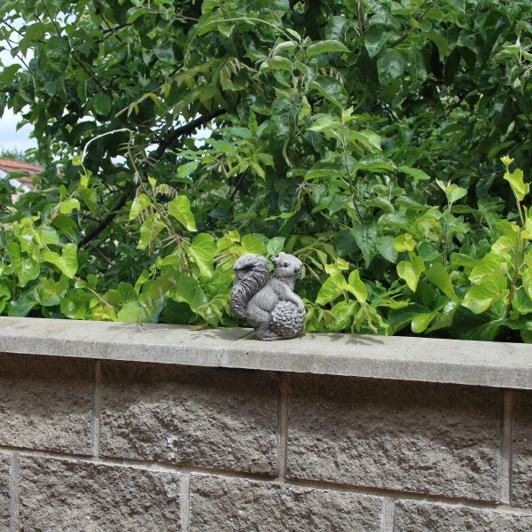 Dekorácia veverička na záhradu 14x8,5x16cm