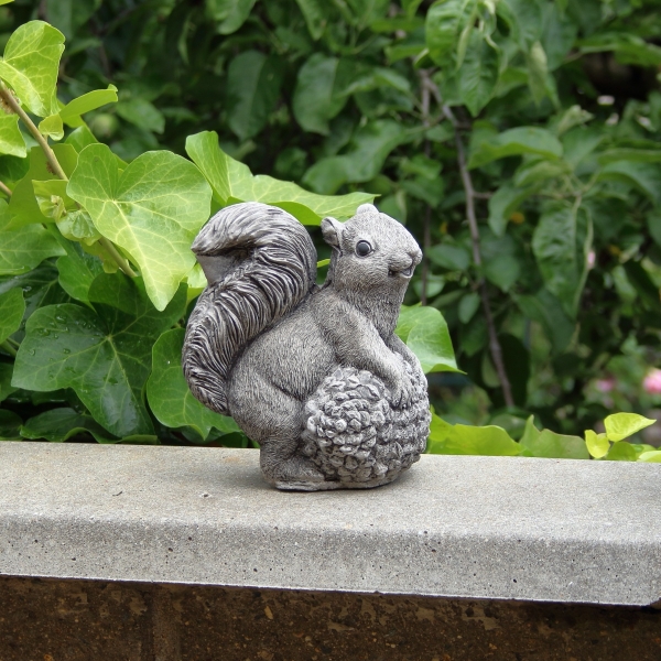 Dekorácia veverička na záhradu 14x8,5x16cm