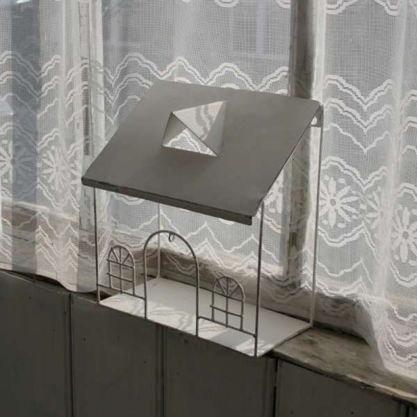 Dekoračné kovový domček 27x24x13cm