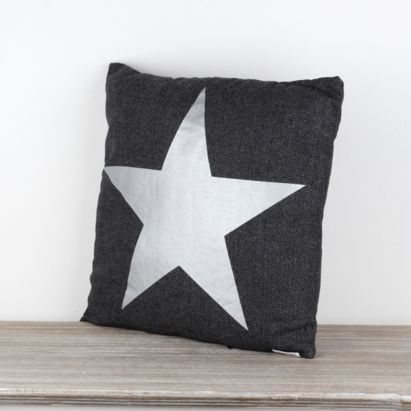 Dekoračné vankúš hviezda čierny 45x45cm