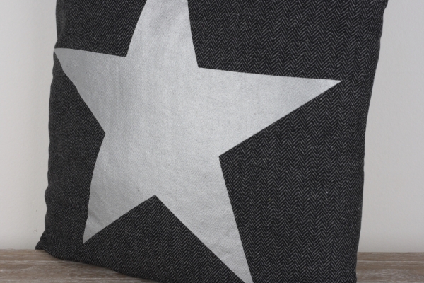 Dekoračné vankúš hviezda čierny 45x45cm