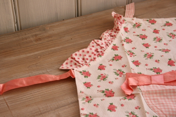 Detská kuchynská zástera s ružami 48x56cm