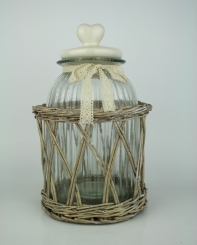 Dóza na potraviny v prútenom košíku