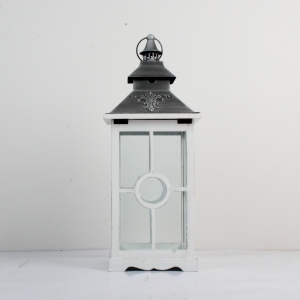 Drevená biela lucerna s kovovou strieškou 57cm