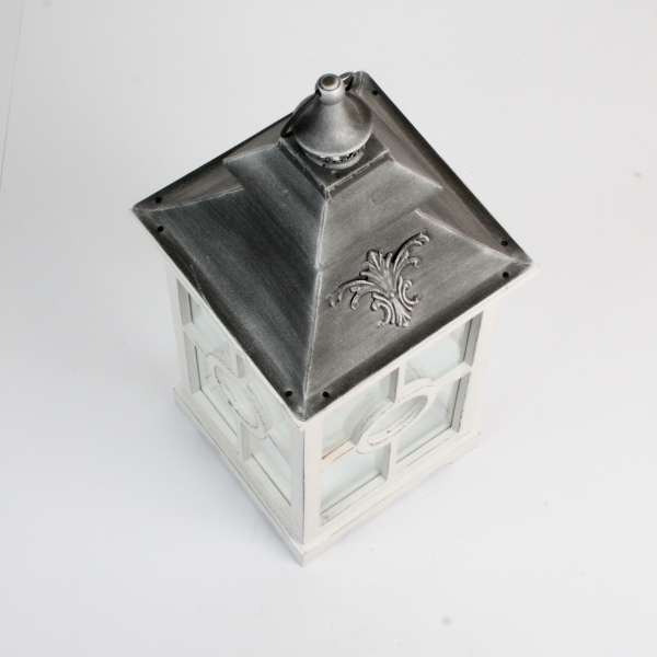 Drevená biela lucerna s kovovou strieškou 57cm