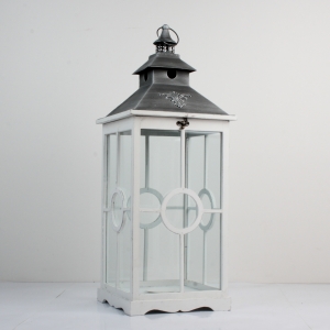 Drevená biela lucerna s kovovou strieškou 80cm