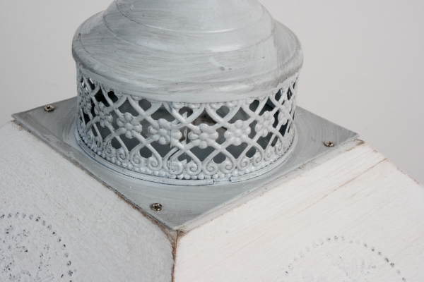 Drevená biela lampáš s patinou 65cm