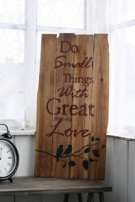 Drevená ceduľa Do small things with great love 81 cm