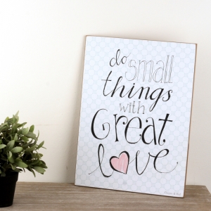 Drevená ceduľa Do small things 30x40cm