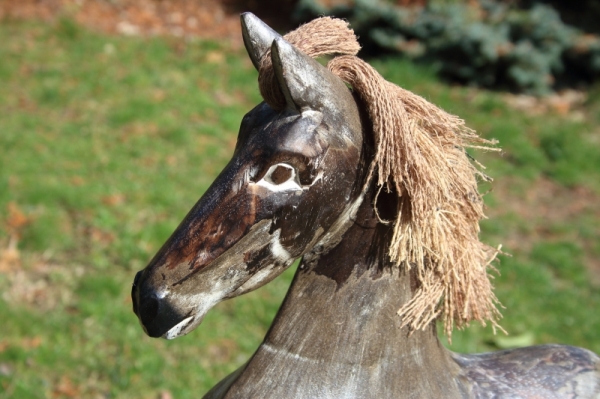 Drevená dekorácia hojdací koník 48cm