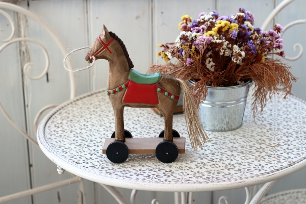 Drevená dekorácia koník na kolieskach 25cm