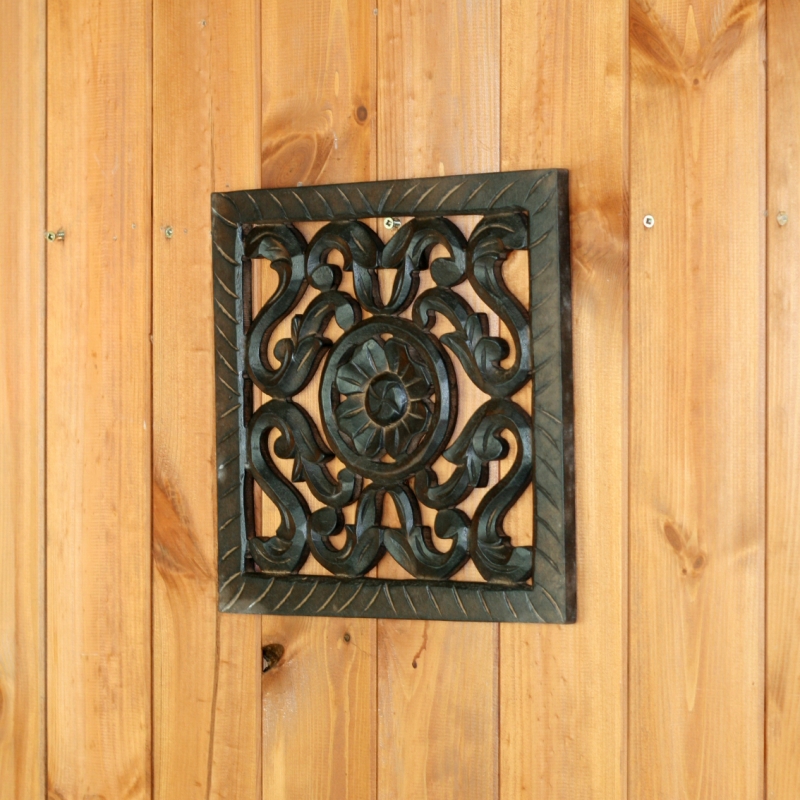 Drevená dekorácia na stenu - tmavé drevo 26x26cm