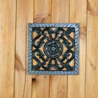 Drevená dekorácia na stenu - tmavé drevo 26x26cm