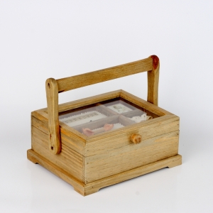 Dřevěná kazeta na šití s držadlem