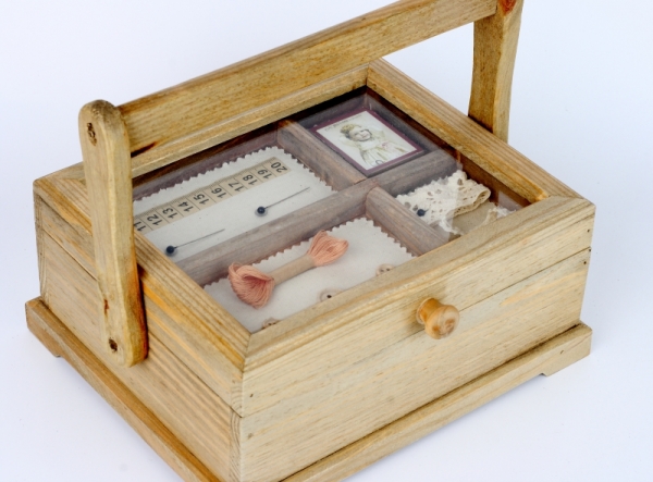 Drevená kazeta na šitie s držadlom