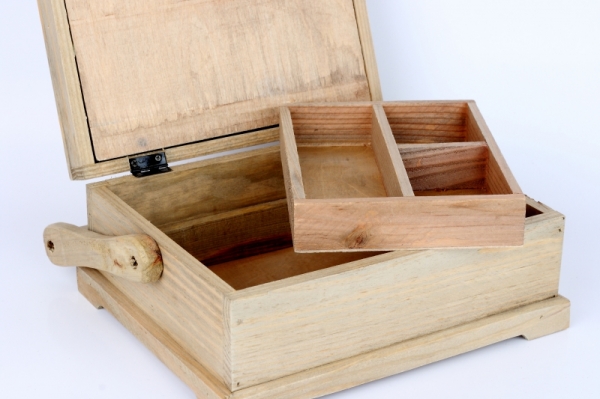 Drevená kazeta na šitie s držadlom