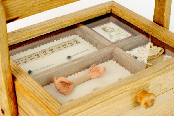 Drevená kazeta na šitie s držadlom