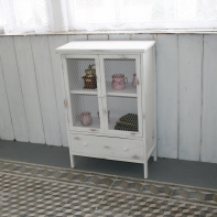 Drevená komoda biela s králičím pletivom 60×89×30cm