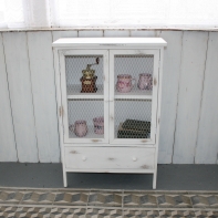 Drevená komoda biela s králičím pletivom 60×89×30cm