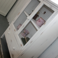 Drevená komoda biela s králičím pletivom 60×89×30cm