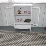 Drevená komoda biela s králičím pletivom 60×89×30cm