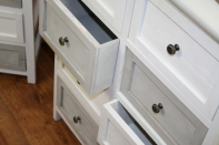 Drevená komoda biela / šedá Vintage 58 x 30 x 76cm