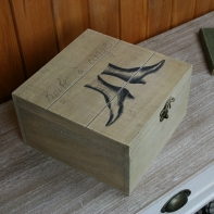 Drevená krabica ako botník 24x24x13cm