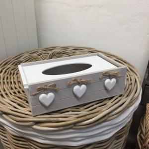 Dřevěná krabička na kapesníky hnědá 3 srdce 26x15x8,5cm