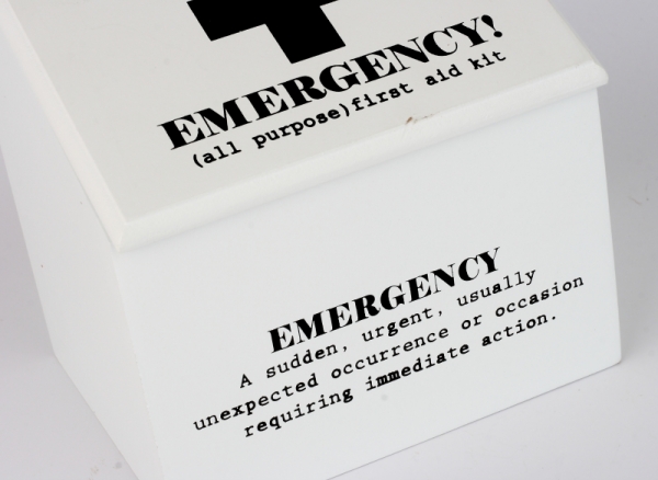 Drevená krabička prvej pomoci Emergency 15x13,6x15cm