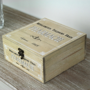 Drevená lekárnička Pharmacie 20x20x9,5cm