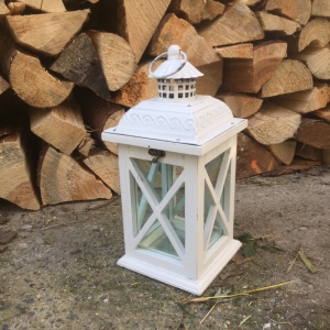 Drevená lucerna biela s kovovou strieškou 15,5x15,5x35,5cm