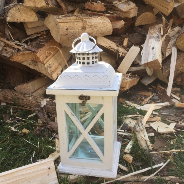 Drevená lucerna biela s kovovou strieškou 15,5x15,5x35,5cm