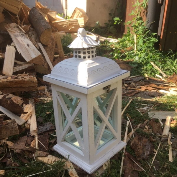 Drevená lucerna biela s kovovou strieškou 15,5x15,5x35,5cm