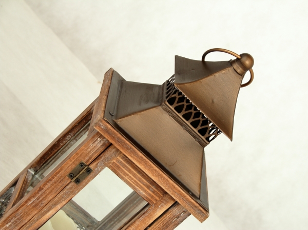 Drevená lucerna na sviečku malá 16x16x43cm