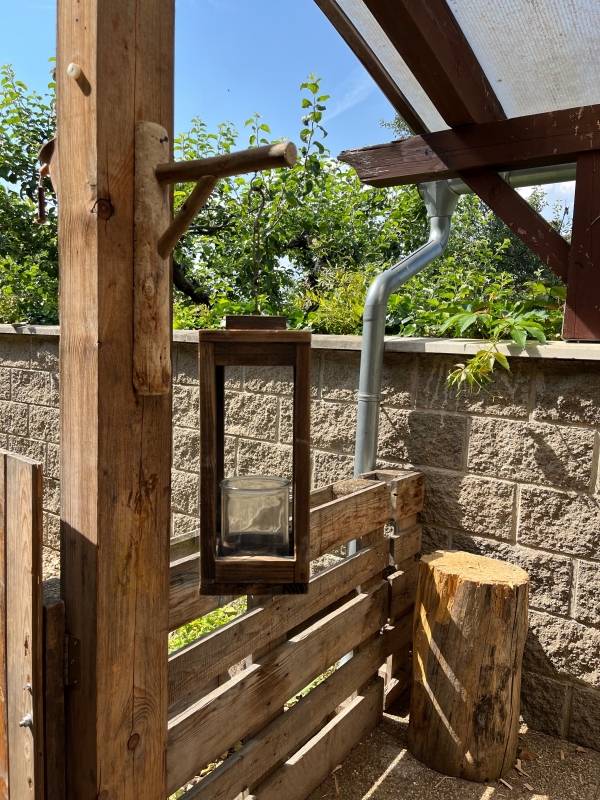 Drevený lampáš pod pergolu