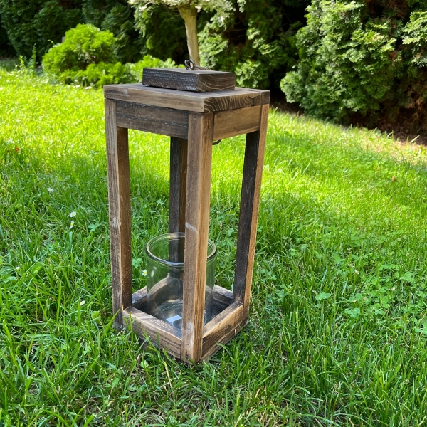 Drevený lampáš pod pergolu