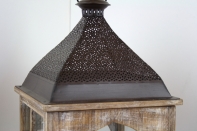 Drevená lucerna s kovovou strieškou veľká 