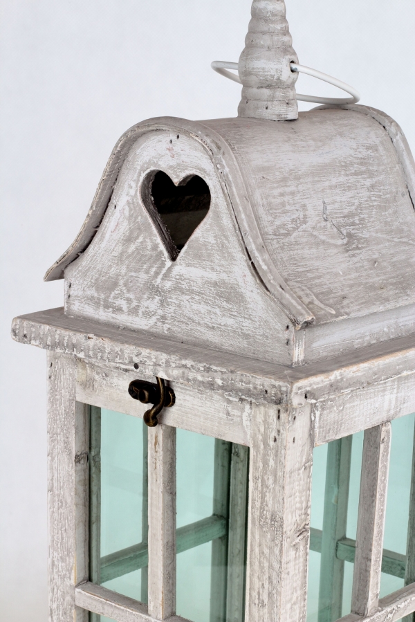 Drevená lampáš so srdcom šedá 17x17x45cm