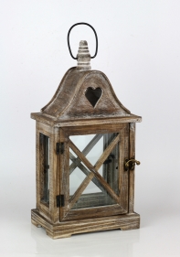 Drevená lampáš so srdcom v strieške 37cm