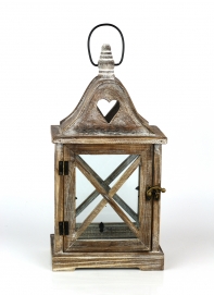 Drevená lampáš so srdcom v strieške 37cm