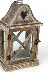 Drevená lampáš so srdcom v strieške 37cm