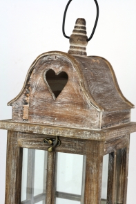 Drevená lampáš so srdcom v strieške 44cm