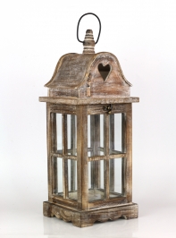 Drevená lampáš so srdcom v strieške 44cm