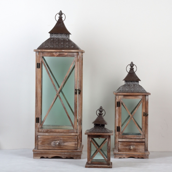 Drevená lucerna tmavá s kovovou strieškou 95cm