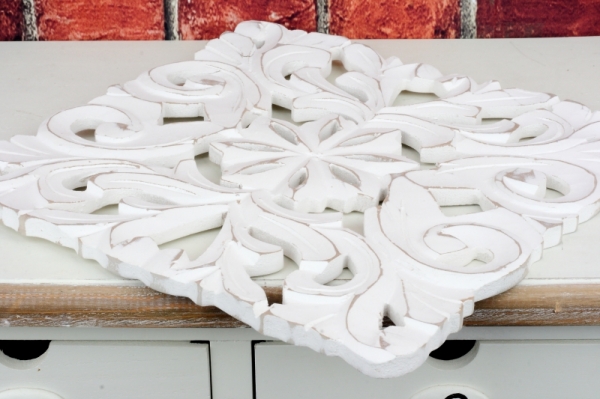 Drevená nástenná dekorácia biela s patinou 30x30cm