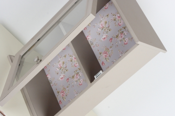 Drevená nástenná skrinka kvetinový motív 28x13,5x41cm