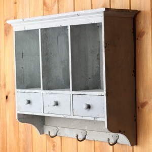 Drevená polička so zásuvkami a háčiky 51cm