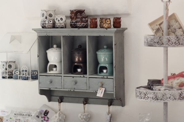 Drevená polička so zásuvkami a háčiky 51cm