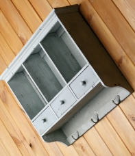 Drevená polička so zásuvkami a háčiky 51cm