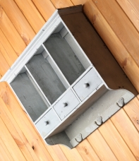 Drevená polička so zásuvkami a háčiky 51cm